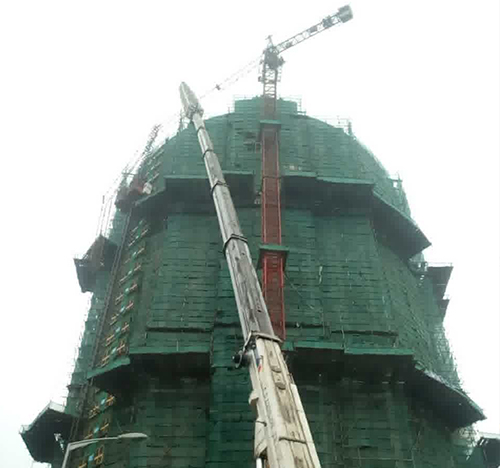 矿区吊车在工地上作业